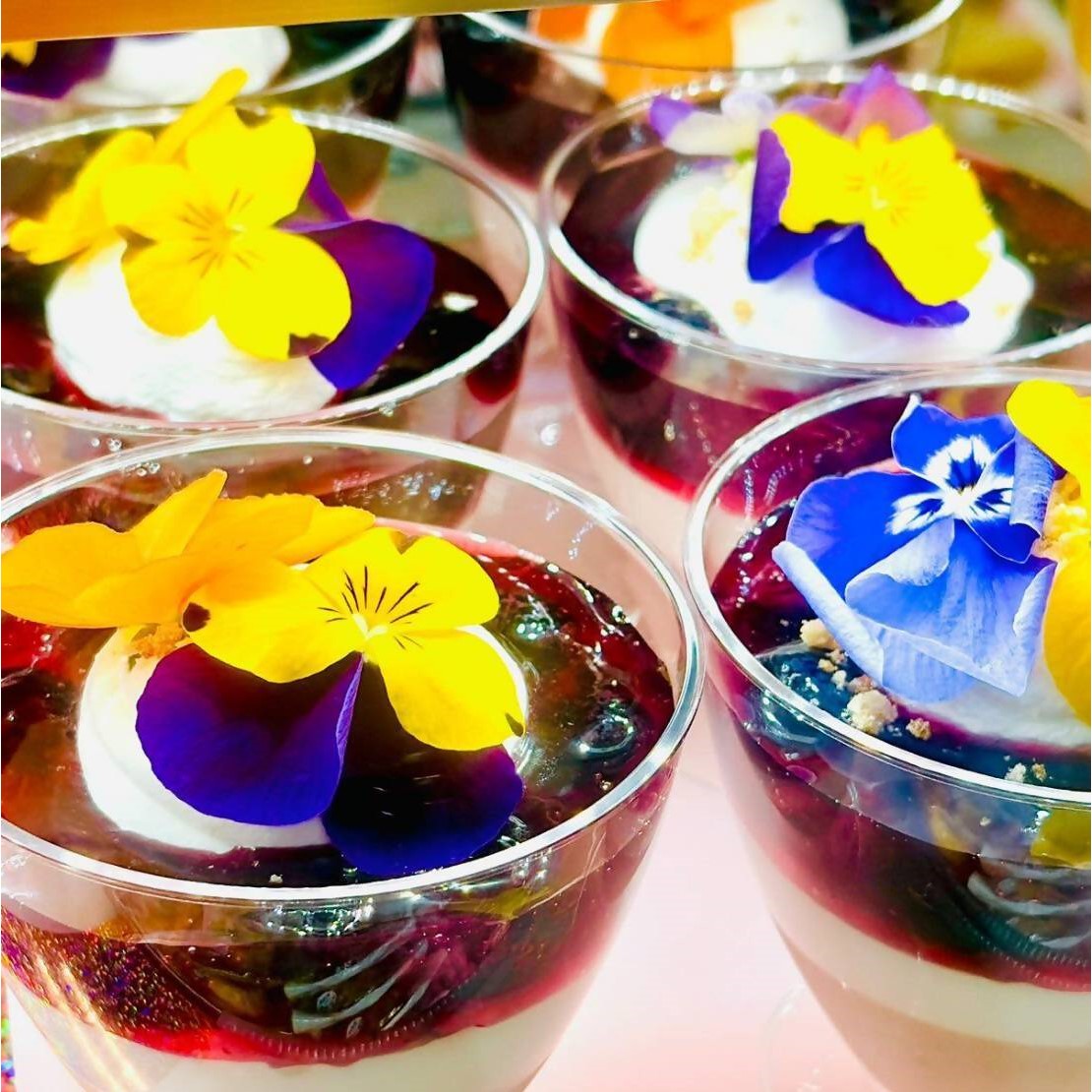 エディブルフラワーを乗せたパフェ